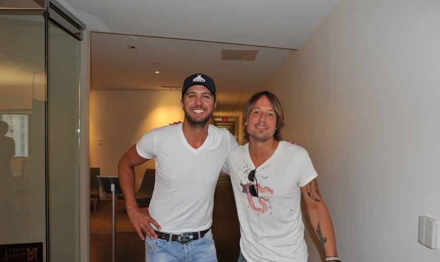 Michaeljonair's tweet photo. Didn't get enuff @KeithUrban #CMAFest Another gift for you! #Monkeyville #keithUrbanFans #KeithUrban! #RipCORD My Personal Pics hangin' w/KU https://t.co/IXqpkkOvYO