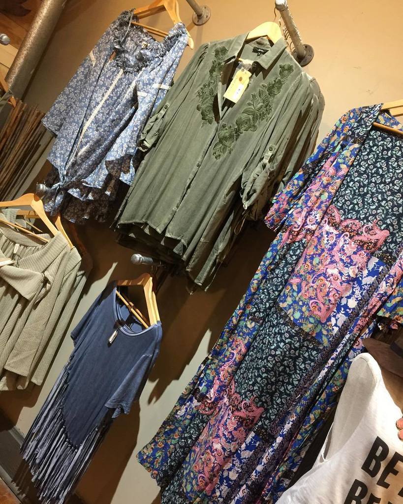 chunkyarmadillo's tweet photo. Fall layers are slowly trickling in! Come grab a colorful piece to go in your fall wardrobe! #gypsymama #chunkya… https://t.co/lw4PQprdXs https://t.co/nFjUhIMJ4w