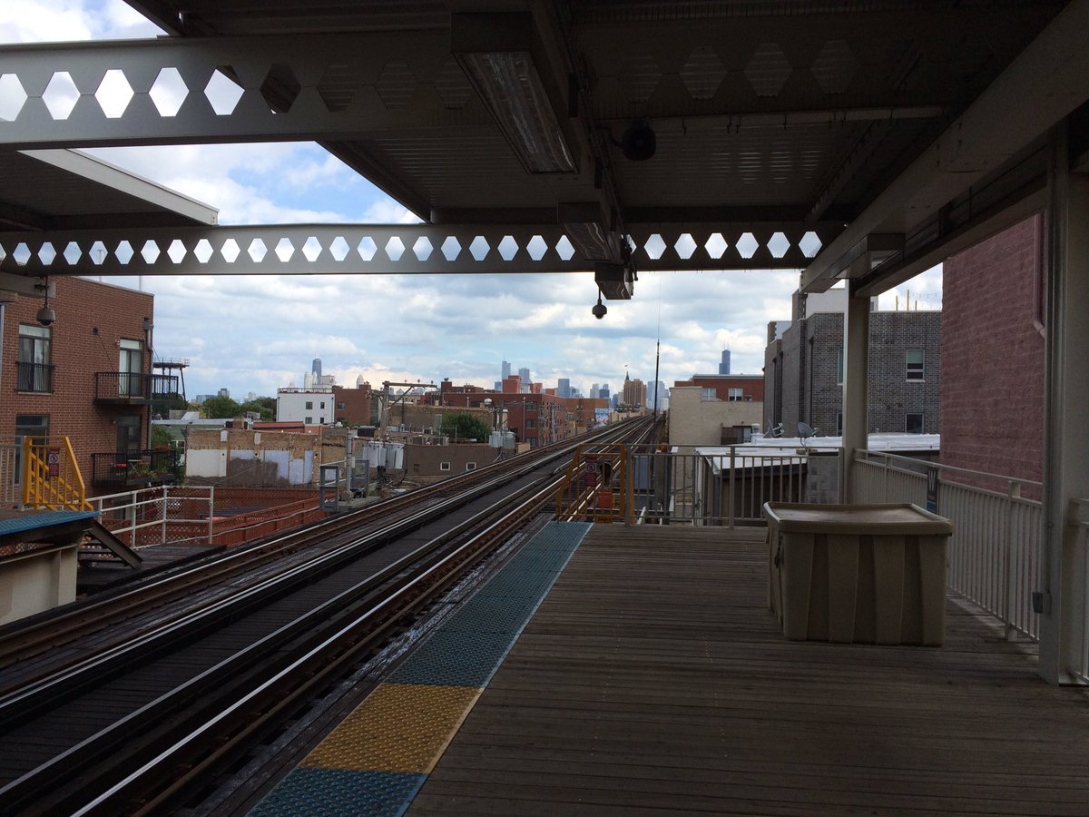 Loving the city vibe waiting for the El in my sweet home Chicago🚉