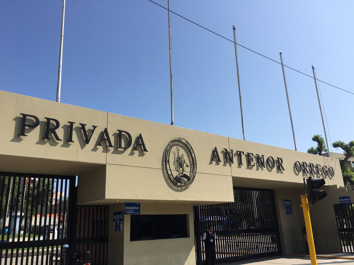 PiscinaLab's tweet photo. Hoy estamos en la @upao para presentar a #PiscinaLab y la iniciativa #InnovarParaAyudar https://t.co/UyKY5LXjfu
