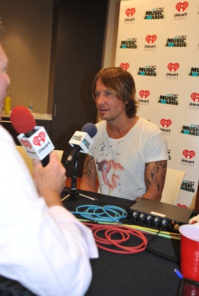 Michaeljonair's tweet photo. Gotta admit, I'm a lucky guy to have to job I do. Untold Long hours and hard work but the rewards are immeasurable. #KeithUrban #Monkeyville https://t.co/1kWQrWoSK7