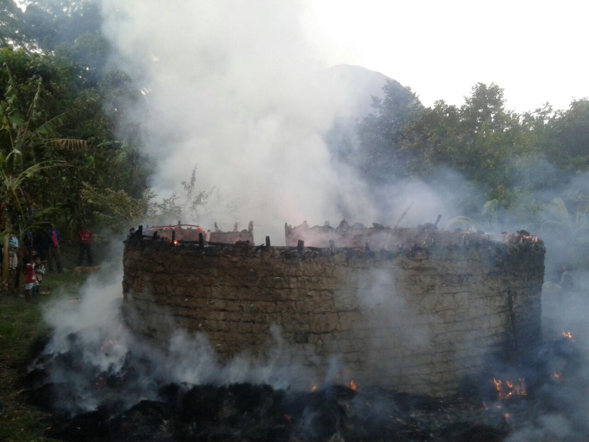 JOHNBOLIVARACOS's tweet photo. Solidaridad con el pueblo Kankuamo de la sierra Nevada por la quema de sus dos Kankuruas en el corregimiento de Guatapuri https://t.co/gwyfPBGPt6