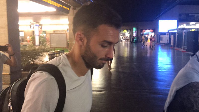 violanews's tweet photo. VIDEO VN - Pezzella è a Firenze: le immagini dell'arrivo a S.M.N. - https://t.co/NEwhYcxExV https://t.co/9ljTuER0NZ