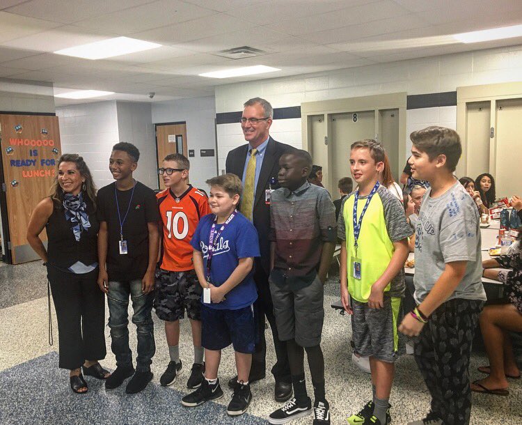 LaLainOz's tweet photo. It's a great day for @olatheschools check out more pics in my fb page https://t.co/sXBhZdzajG #ksed #4thekids #OPSback2school #opsfirstday https://t.co/n4GuaMEUoj