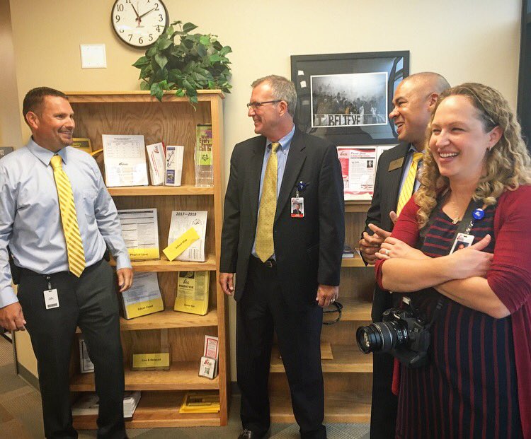 LaLainOz's tweet photo. It's a great day for @olatheschools check out more pics in my fb page https://t.co/sXBhZdzajG #ksed #4thekids #OPSback2school #opsfirstday https://t.co/n4GuaMEUoj