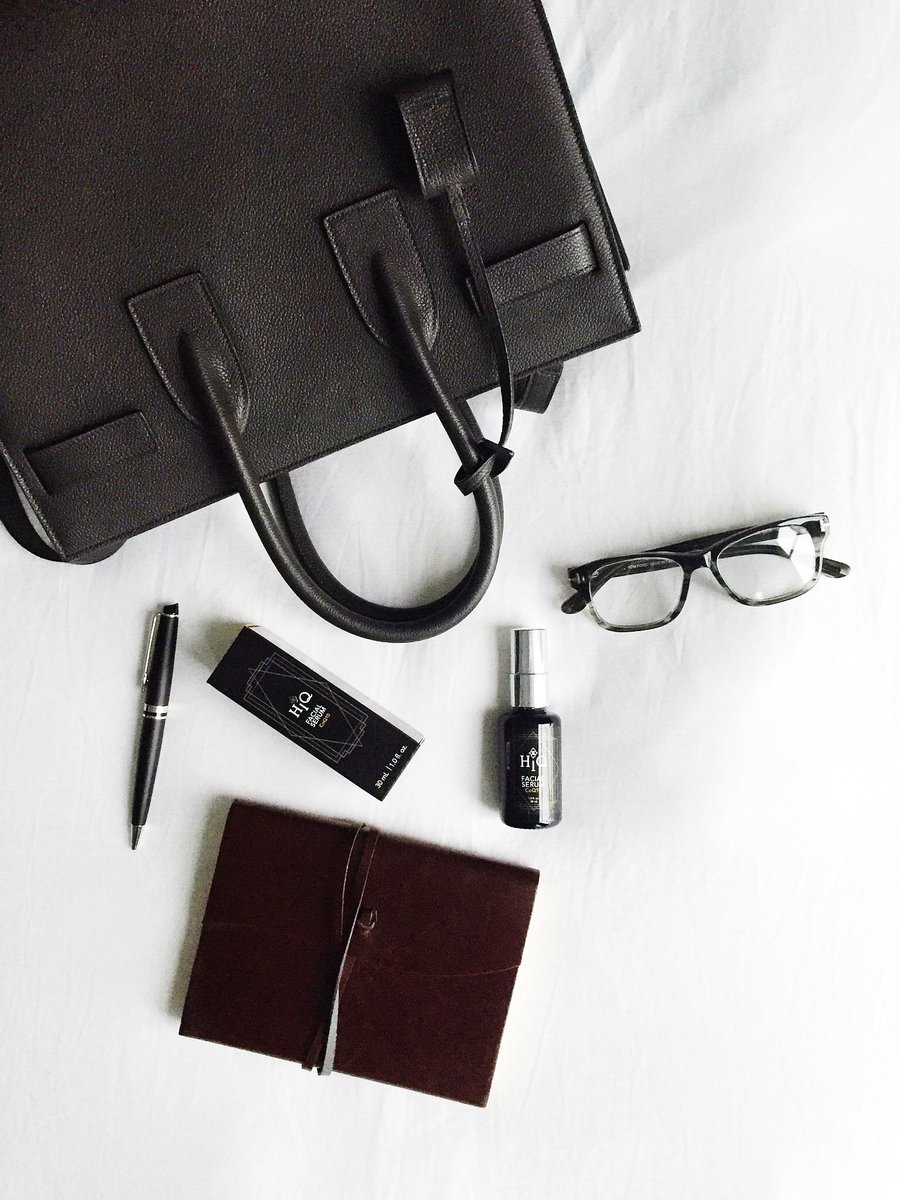 HiQCosmetics's tweet image. #ThursdayEssentials What is always in your handbag or briefcase? #WhatsInYourBag HiQCosmetics.com