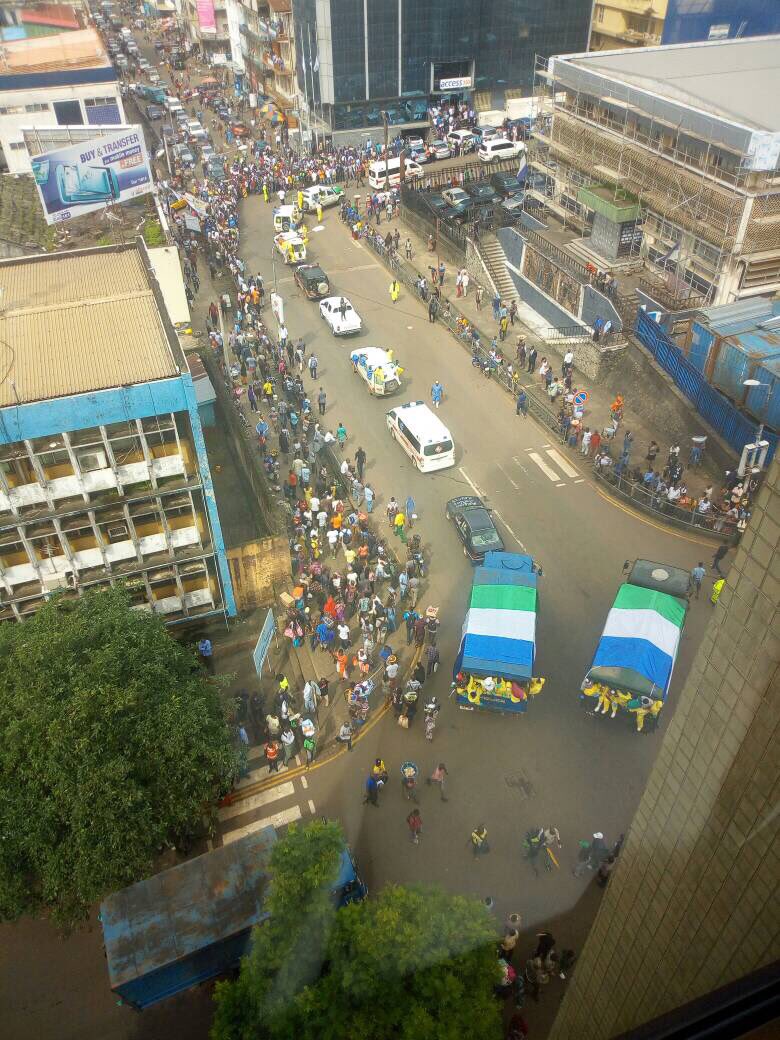 kibobofred's tweet photo. Many of the dead from the landslide laid to rest today. Our country mourns. May their souls RIP. We also pray for their loved ones. 🙏🏾🇸🇱 https://t.co/kA7PM9fRaC