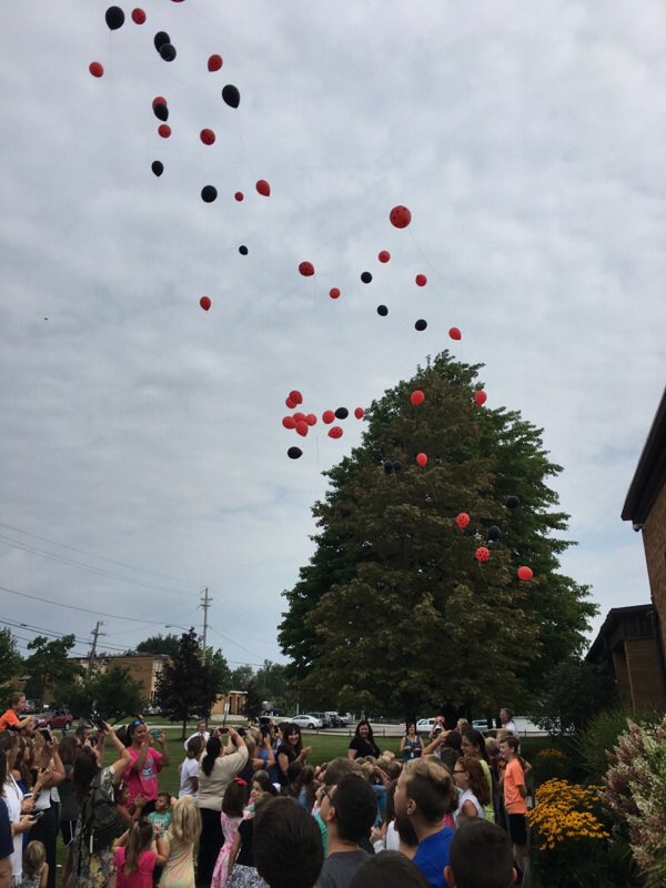KellyAnnMoran's tweet photo. Our fifth graders made some lasting memories today! #lastfirstdayofelementaryschool #upupandaway #toppertraditions https://t.co/1Uz2gWMv20