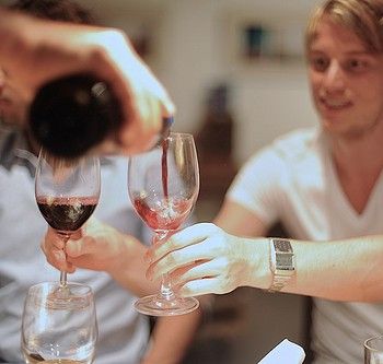 clearcloudD's tweet image. Wine gains, beer trudges  along…Report from Nielsen: US wine sales stronger than beer bit.ly/2w6wQY2