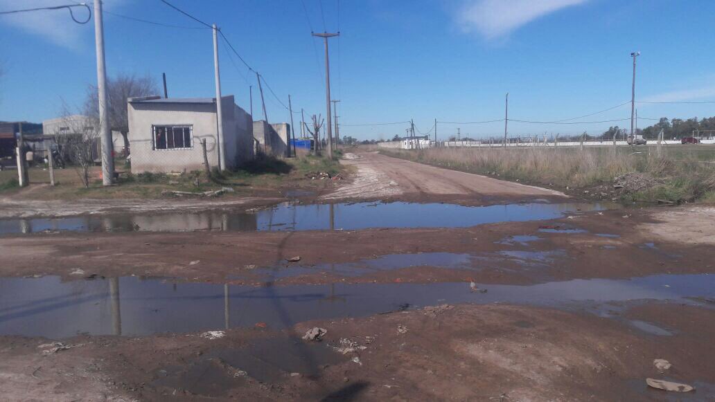 felicityenlaweb's tweet photo. Saneamiento integral del Barrio #Deportivo #Pehuajo la gran deuda del #FIM2016 sin ejecutar x el Intendente #TeAuditamosTodo #Cambiemos https://t.co/eIZ4D4RNge