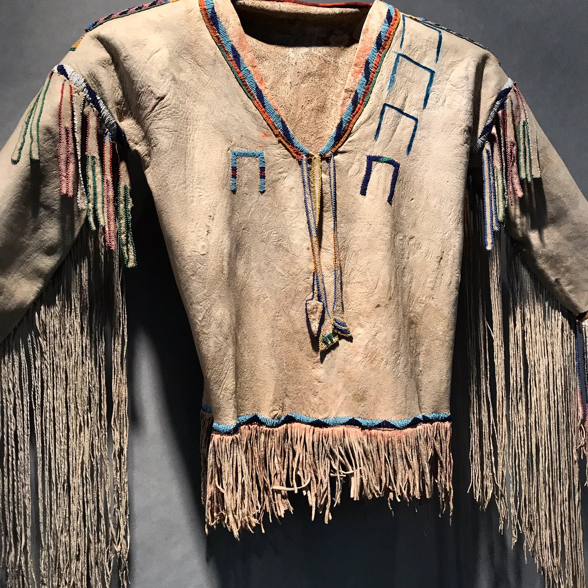 ObjectsOfArt's tweet image. Walking through history at the #antiqueindianshow. Apache man's shirt with painted stolen horse tracks. Arizona - 2nd half 19th century.