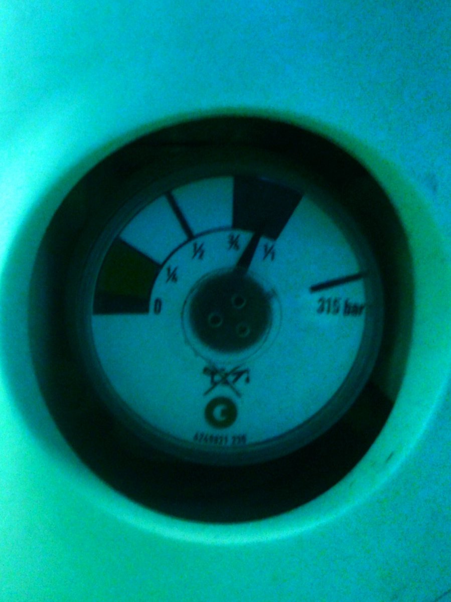 ant_harding's tweet photo. Second off #kitchecks Important to check these, no-one wants to run out of oxygen! Then 🚑➡event to see @AspiringPara  with @SJAmarkdudfield https://t.co/oWVucQplJV