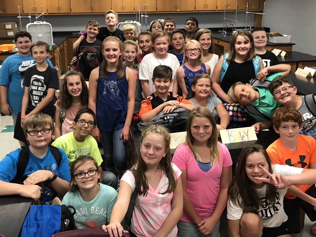 Miss_Browne7's tweet photo. This is going to be one fun year! π#LCSfirstday2017 #ExploreBIS @BIS_principal https://t.co/5cDGBepSv5