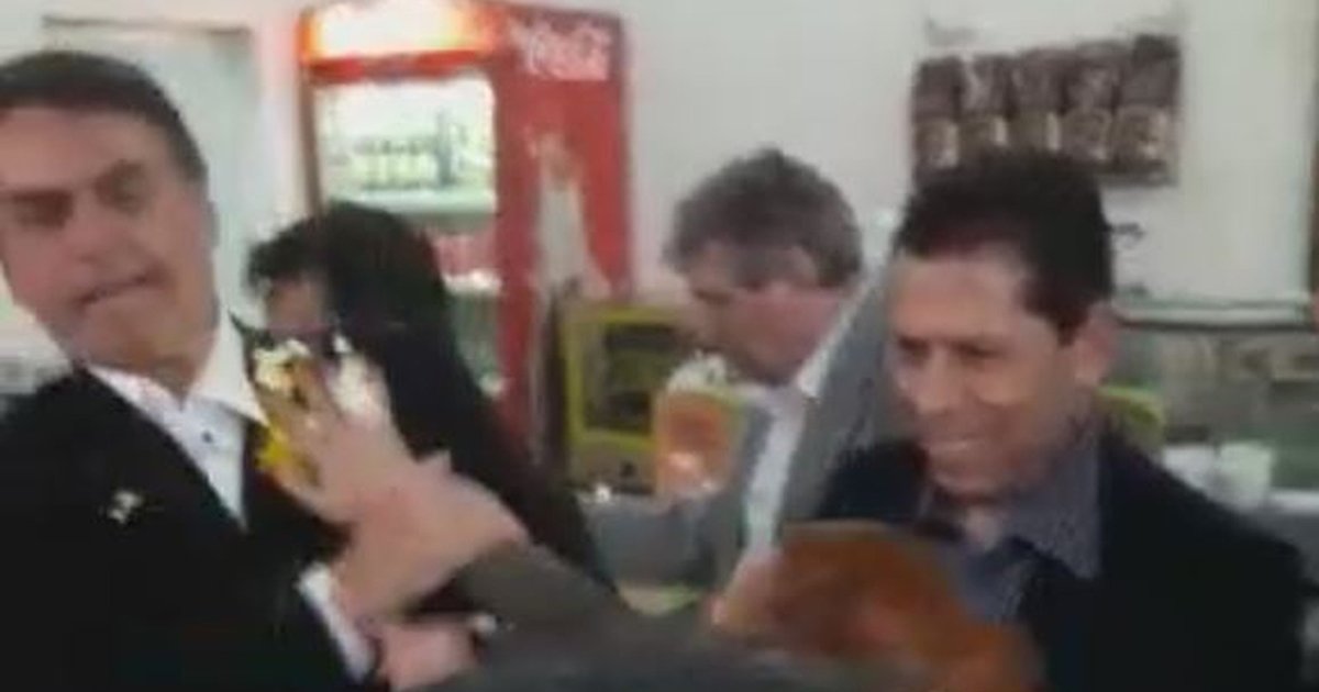 g1's tweet photo. Bolsonaro leva ovada no interior de SP e vai à polícia https://t.co/YdnGpFrsbP https://t.co/4b6xISPRVh