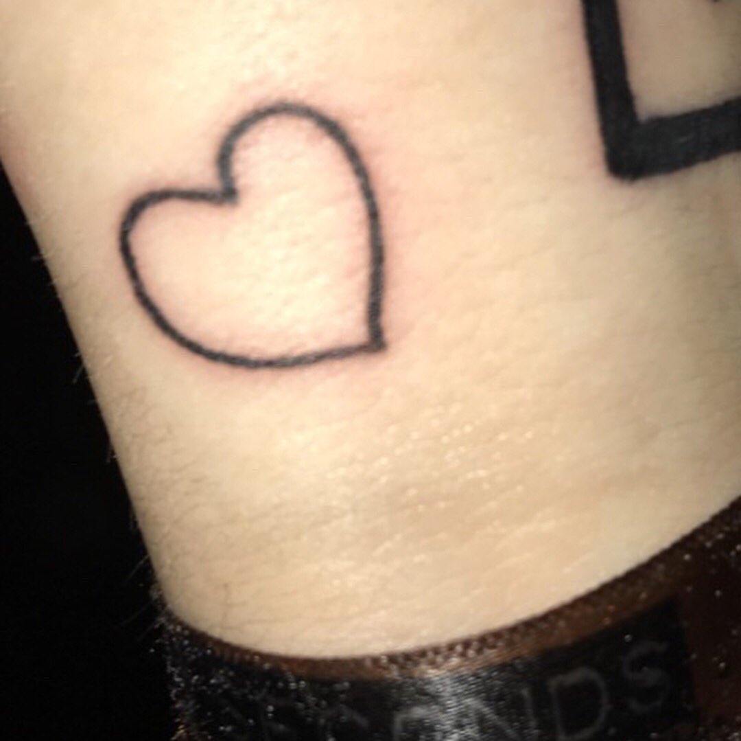 ChelseaASDK's tweet image. Do you like my new tattoos? My friend Camrynrocks draw the Heart for me and the Box is zieykizzy's or he have the same tattoo its her logo❤️