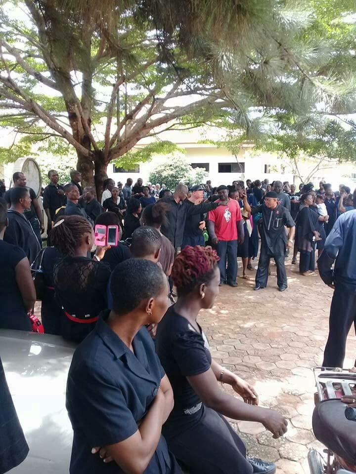 owerriinfo's tweet image. Nothing is working in imo state, today the staff imo state university teaching hospital (IMSUTH) embarked on mourning protest #SEEWHY