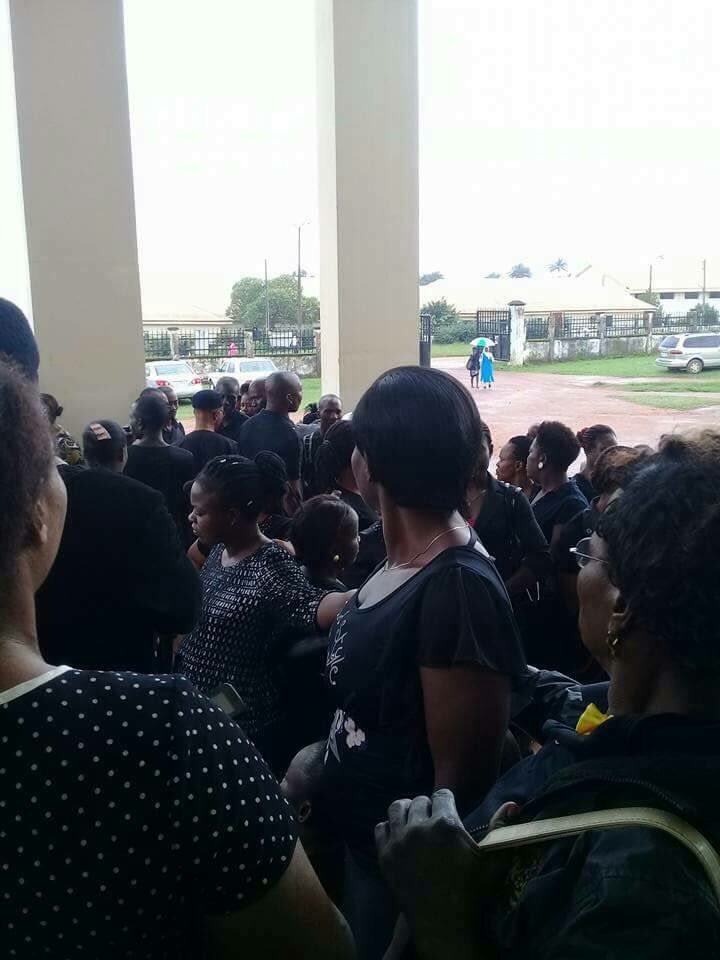 owerriinfo's tweet image. Nothing is working in imo state, today the staff imo state university teaching hospital (IMSUTH) embarked on mourning protest #SEEWHY