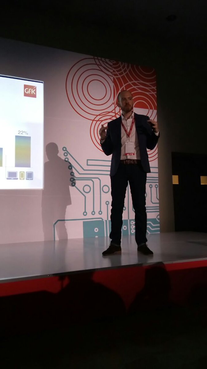 IABMexico's tweet photo. Pawel Gershkovich de @GfK_Mexico nos comparte que los mexicanos gastamos 48 horas por mes en nuestros celulares. #IABConecta https://t.co/v54EOhVTVm