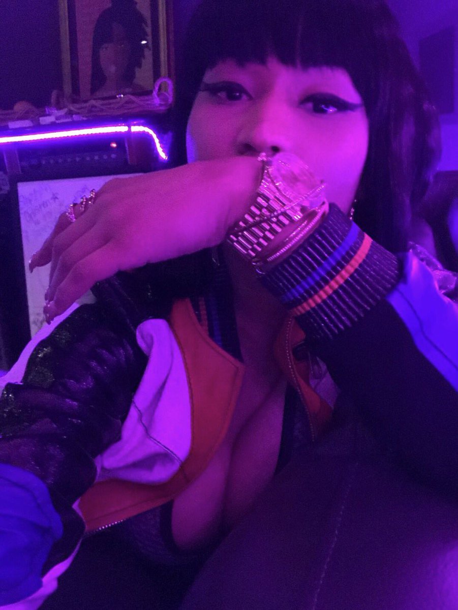 JDEB__'s tweet photo. I see Ms.Lauryn hill in the background . The classic album is coming π€¦πΎββοΈ #WeGettingReady https://t.co/6oqypNQoR0