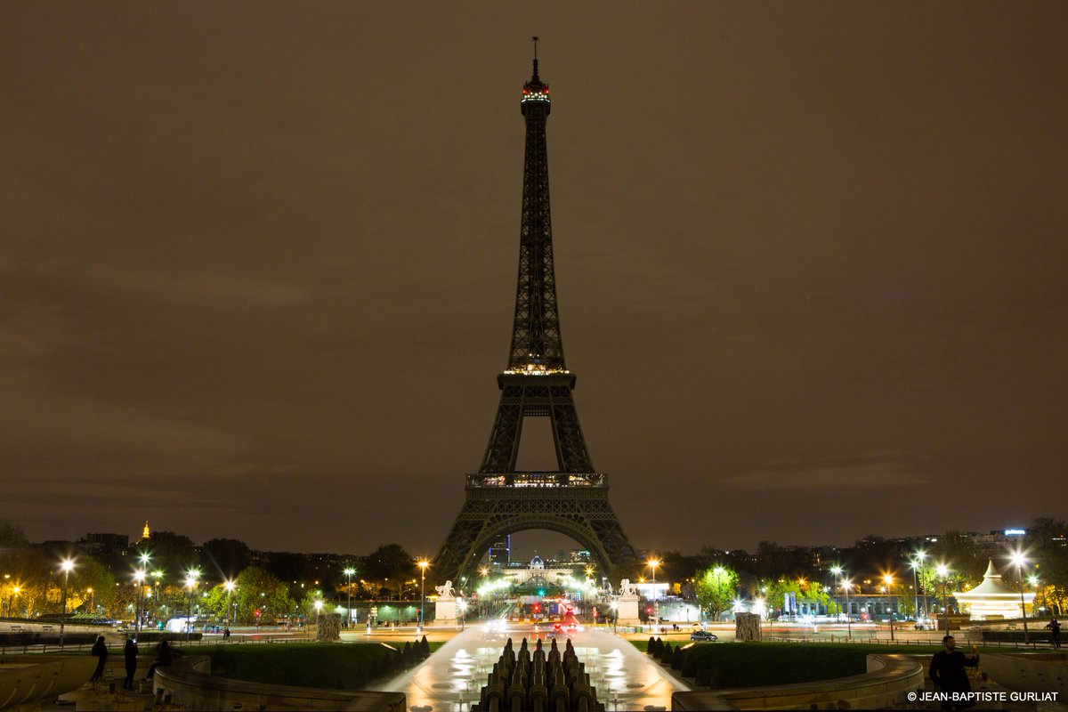 Tonight, from 12:45 am, I will turn my lights off to pay tribute to the victims of the Barcelona attack. #EiffelTower