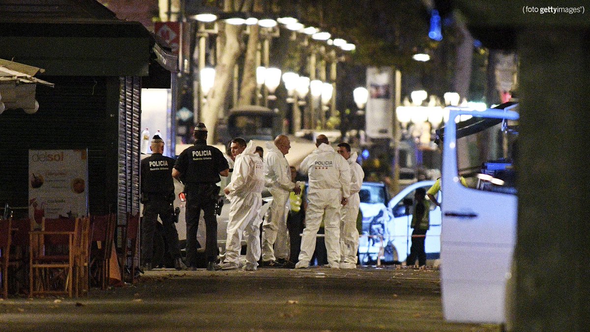 SkyTG24's tweet photo. 13 morti e almeno 100 feriti nell'#attacco di #Barcellona rivendicato dall'#Isis.
Gli aggiornamenti nel LiveBlog: https://t.co/NV2e8peSSz https://t.co/fwBNtiDosA