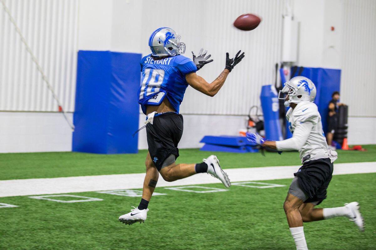 basey_basey's tweet photo. Proud of my mans. Keep grindin family. Your time is coming #LightskinMegatron @DezMeawn https://t.co/tdMUbtBP10