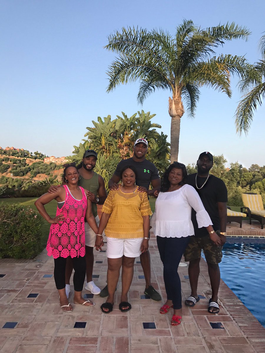 anthonyjoshua's tweet photo. Let's make a toast ... To the struggle they went through to raise us to be men ❤🖤💚 https://t.co/bl7hfz7cFI