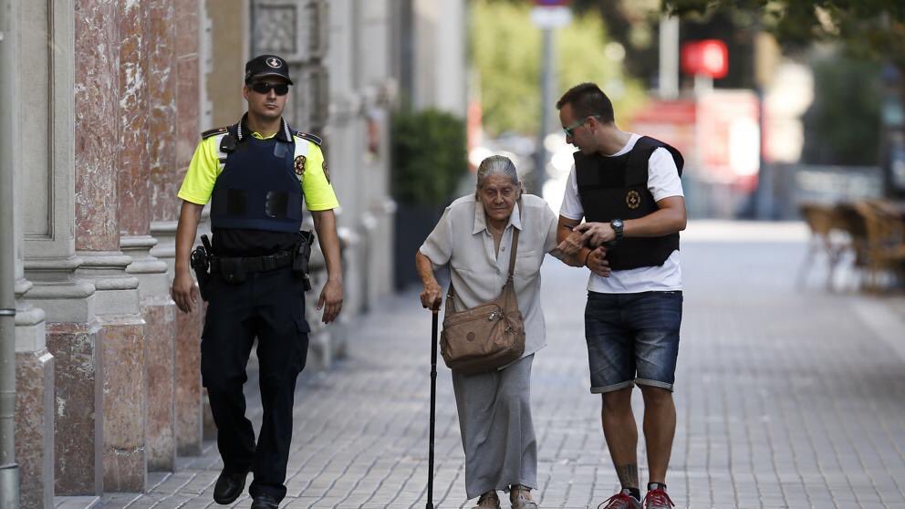 julioamx's tweet photo. De las imágenes en #Barcelona que se deberían hacer virales: https://t.co/3xv68YThXy