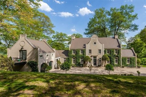 sothebyshomesny's tweet photo. Explore luxurious vineyard homes, including a historic estate in Italy and a casual yet sophisticated home in Sonoma https://t.co/SBMVWDV2IW https://t.co/DjefSe816r