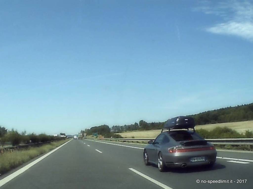 NoSpeedLimit_it's tweet photo. #porsche996 #needforspace πππ https://t.co/poh4lSqqsm https://t.co/1MqXSwjK26