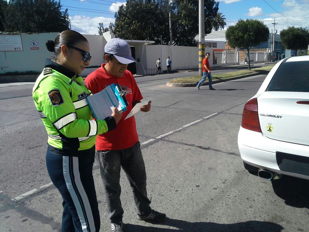 emov_ep's tweet photo. Evite ser sancionado, no se estacione en espacios de paradas de bus y en veredas. #SoloUnRatitoTambiénEstáProhibido   

@acastro_EMOVEP https://t.co/bXfJUUCC6i