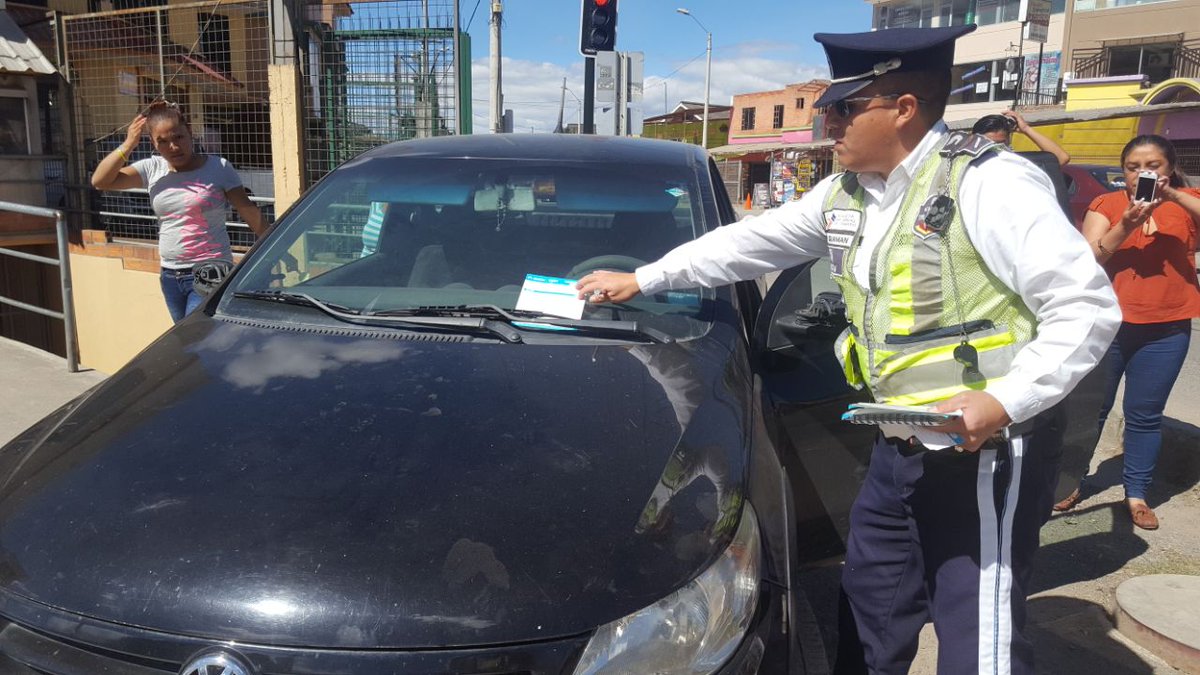 emov_ep's tweet photo. Evite ser sancionado, no se estacione en espacios de paradas de bus y en veredas. #SoloUnRatitoTambiénEstáProhibido   

@acastro_EMOVEP https://t.co/bXfJUUCC6i
