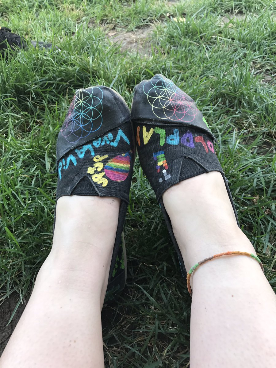 hotworkcoldplay's tweet photo. Ready for #ColdplayChicago with @chrisstevens444 !!! We love youuuu @coldplay 💜💙💚💛 https://t.co/7x5AmuUkTN