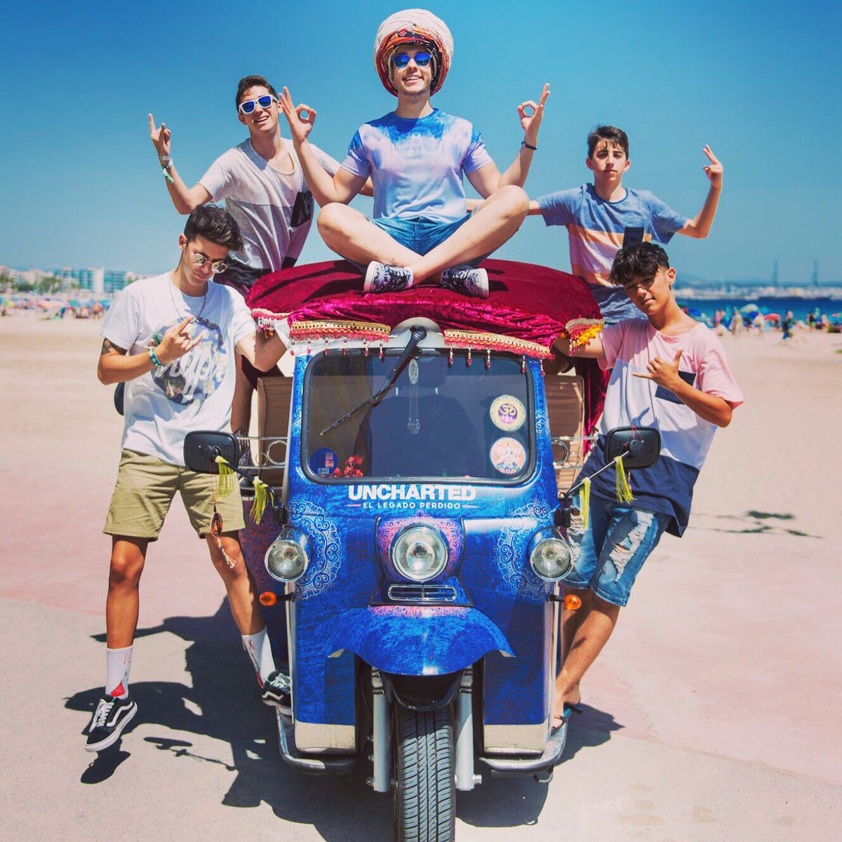 Doy gracias por dedicarme a esto y conocer gente increíble. Youtubers, amigos incluso hermanos 💙

instagram.com/p/BX6PvCIl2oT/