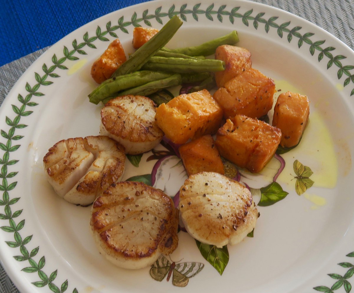 maritimexplorer's tweet photo. Finally figured out how to cook perfect #DigbyScallops. Use a gas stove griddle and get restaurant like results. https://t.co/ZwD4HtUSgF