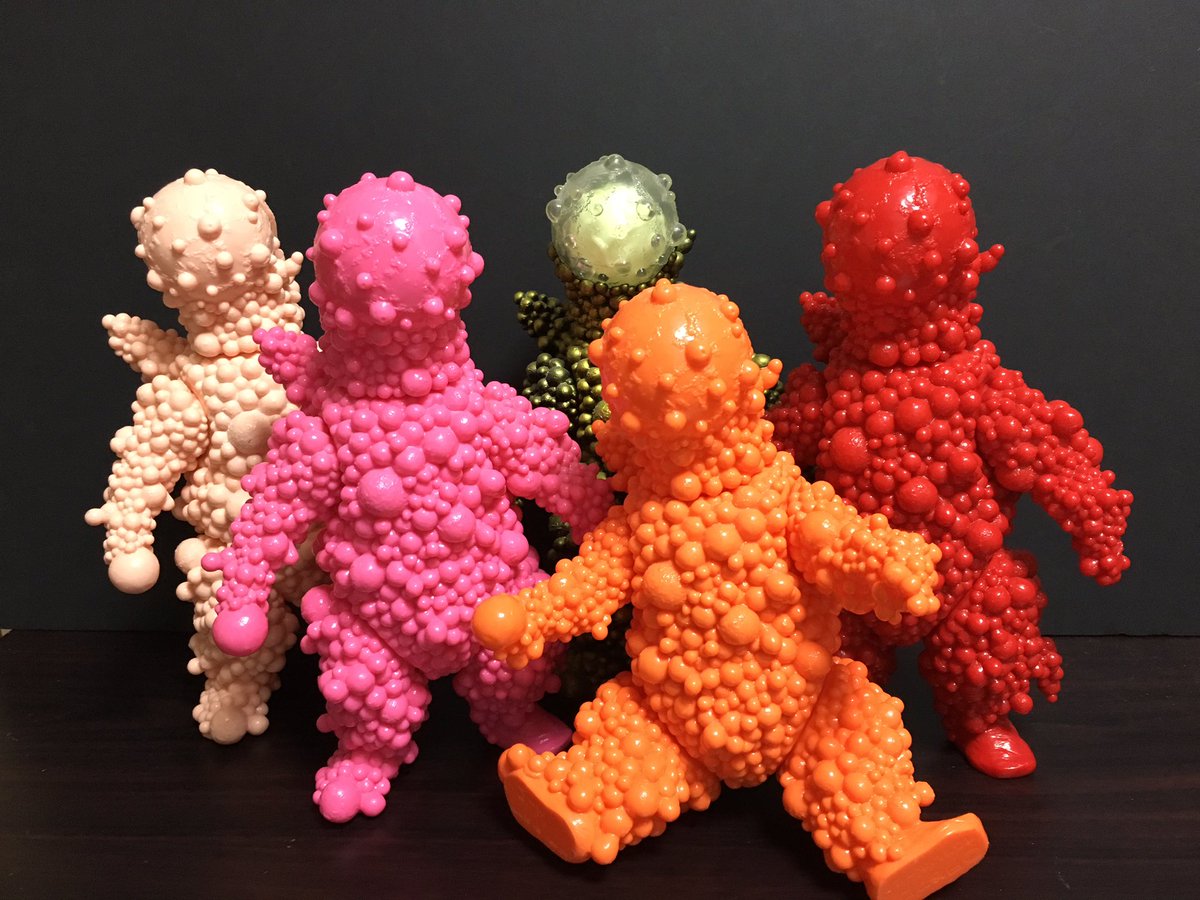 以前WFにて販売したソフビ「オコリンボール」のカラバリです。 部屋の