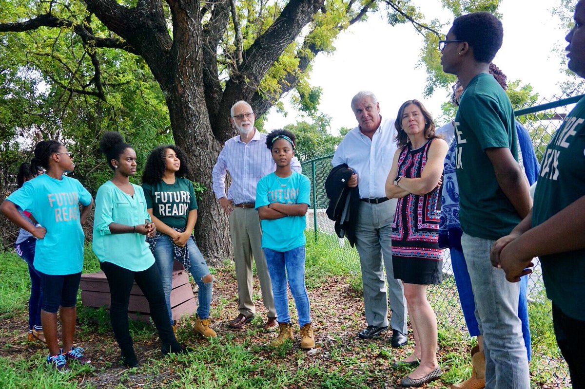 FiuGffnhelp's tweet image. Dr. Greer &amp;amp; Dr. Mark Cullen from @StanfordMed visiting @trinity_urban_garden where GENERATION2050 alumni sharing about their summer.