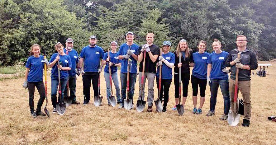 kibbleprentice's tweet image. Blackberry brambles were no match for this crew! USI Gives Back volunteers with Earth Corps at Discovery Park. @EarthCorps #usigivesback