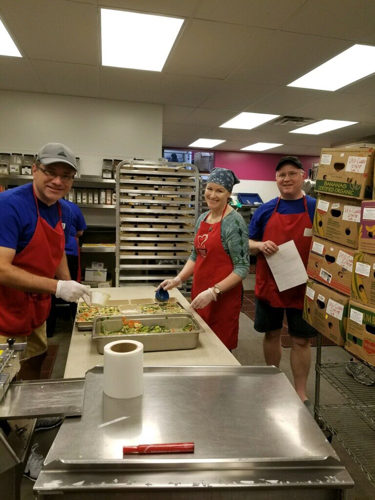kibbleprentice's tweet image. USI Gives Back volunteer day! We were out in droves! Shout out to volunteers at Chicken Soup Brigade today! @aidsactionday #usigivesback