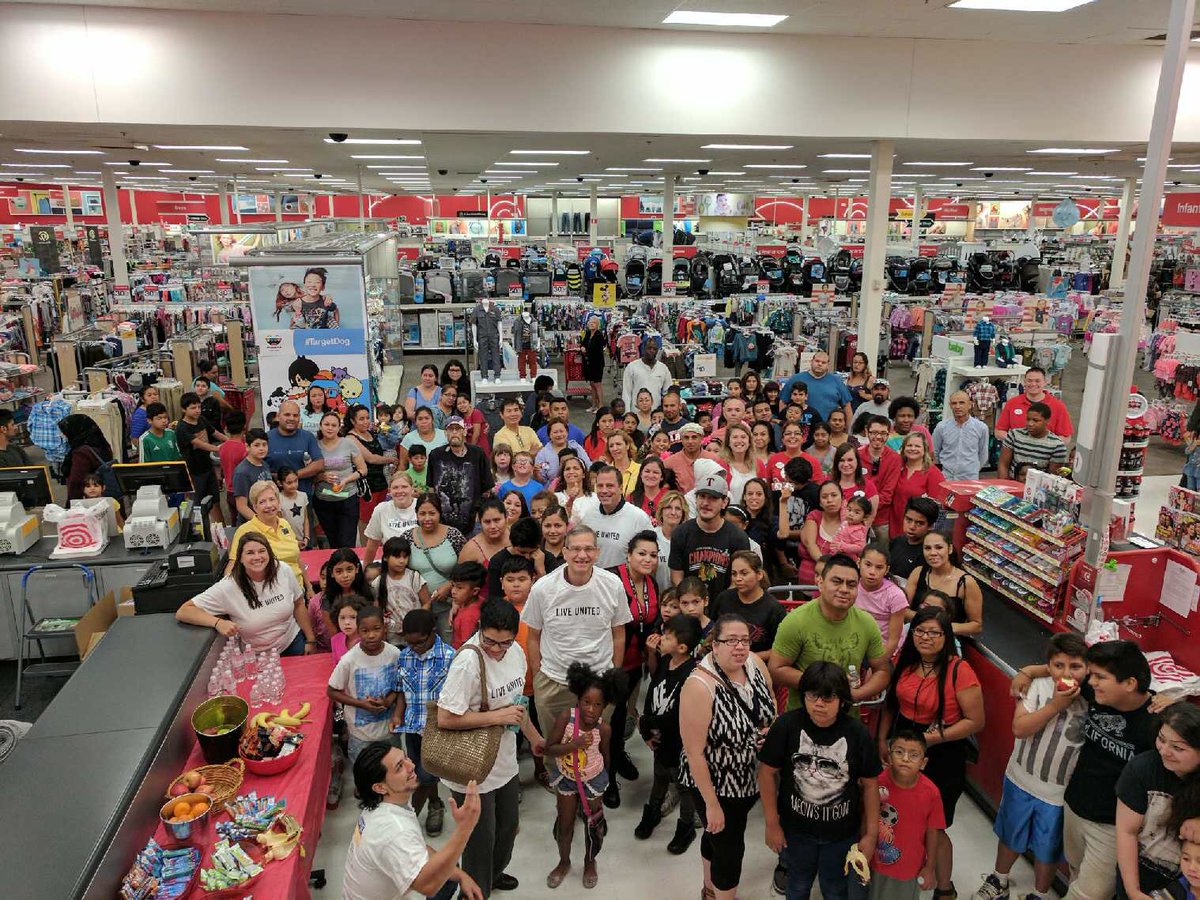 Bernard_Boo's tweet photo. Yay! 1,000+ #Chicago students participate in #backtoschool2017 shopping sprees @ local @Target stores to get #school supplies &amp; clothes FREE https://t.co/OznFdwqx66