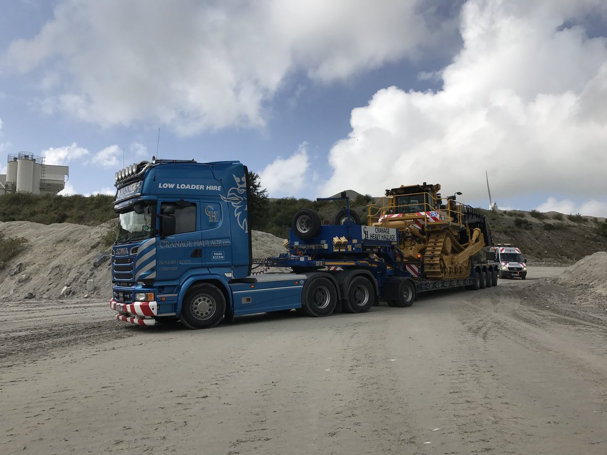 Kernow_AL's tweet photo. @FinningNews arrival of our 2017 Cat D9T fitted with @safeboarder access steps #builtforit https://t.co/Lnw6zeis8G