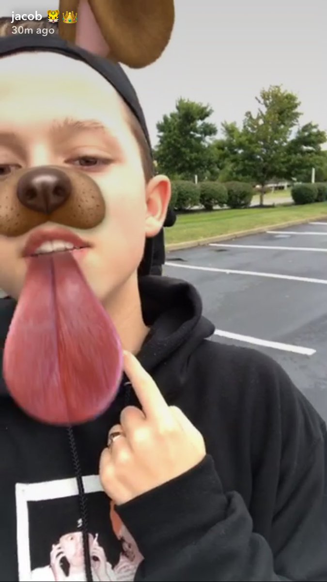 jacoblover10202's tweet photo. MY HUSBAND IS SOO CUTE MY HEARTTTT #jacobsartorius #ilovejacob #sweatshirt #hitmeback @jacobsartorius #damnpapi https://t.co/oYx0spTQ3J