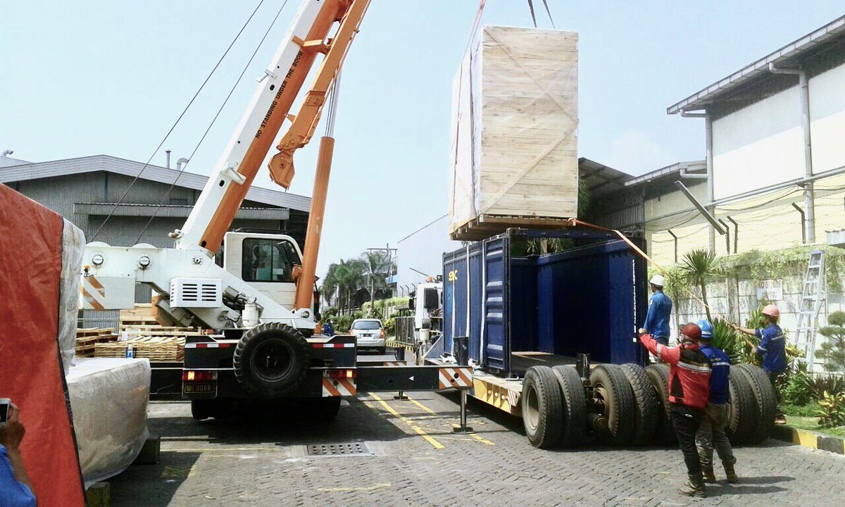 prathamaline's tweet photo. Today container loading process at Pasuruan.
#seafreight #Indonesia https://t.co/xbcu4kmIEp