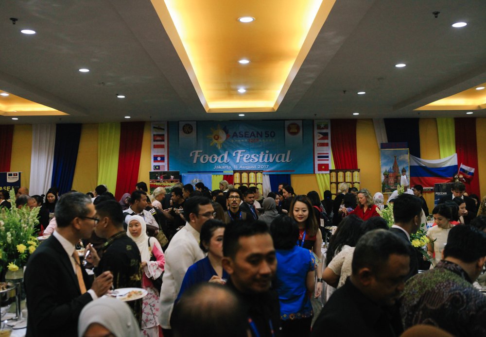 ASEAN's tweet photo. Food is at the heart of the people; the lively interaction at the ASEAN Food Festival at #ASEAN50atASEC https://t.co/VkeDwezz79