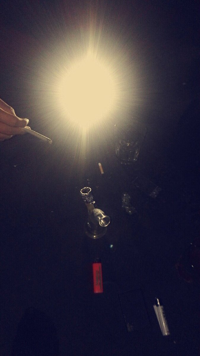 K4dexo's tweet photo. Smoking Weeeeed @snowhazee ;) https://t.co/zTgNa8JCS7