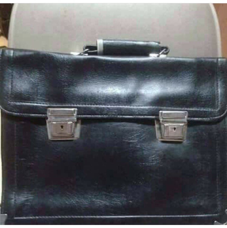 aladwani71's tweet image. هذيل جناط عيال الجخ وأييك لئيييييم صاك الغوله ومنفس وبنطلون رمادي مرتب وبلوڤر كحلي من مارك أند سبنسر من لندن وأحنا نبابيطنا بمخابينا 😂😂😂