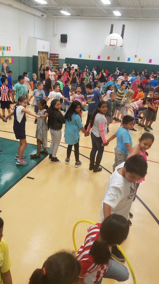 juliebotkin's tweet photo. Teambuilding with my team and students today 👍👍👍 #specials @RupleyELS #3rd4thgrade https://t.co/BFUZ9yeq40