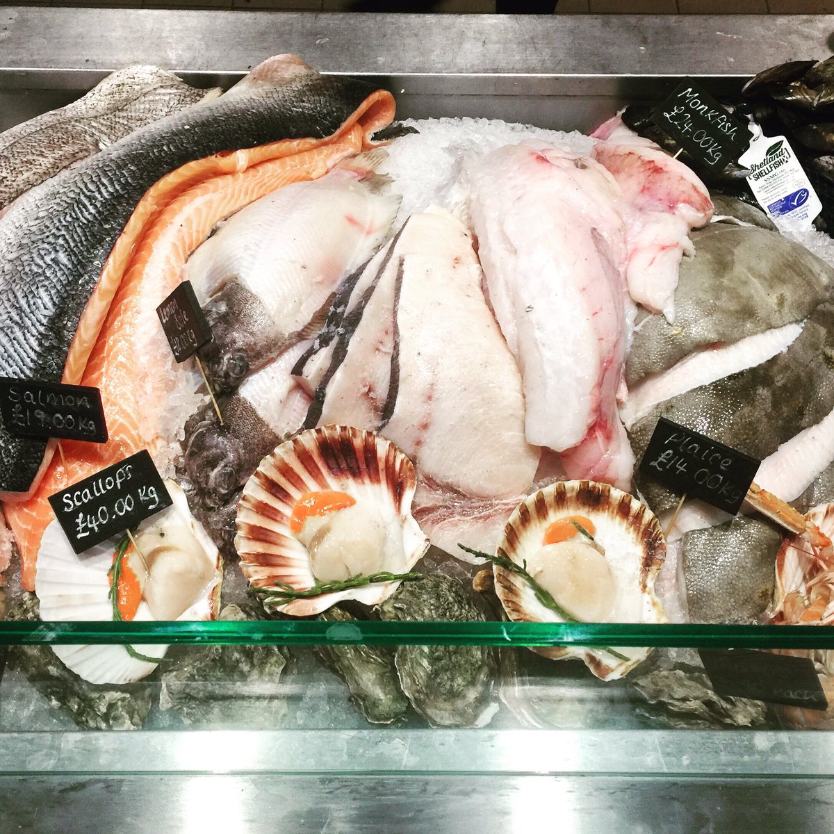 CS_Farm's tweet image. Fresh fish counter at @TheCodsScallops. 45 min drive from us but well worth it for the best fish &amp;amp; chips &amp;amp; the best service in the East Mids