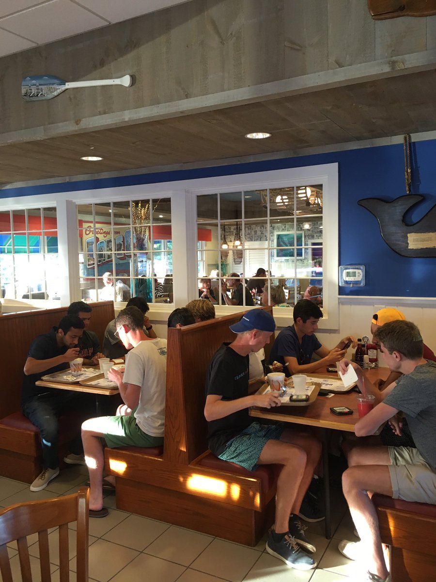 nyuxctf's tweet photo. Men's XC teams hits up @SeafoodSamsFal for the second time on their #CapeTrip #Chowwwwdah https://t.co/G4FbKtFJ7y