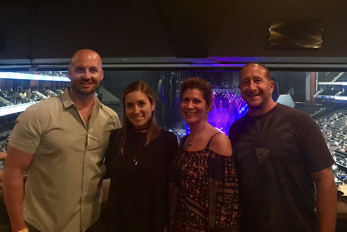 MikeMicallef1's tweet photo. No better way to spend a Friday Eve than with a little Jason Aldean concert in Jax. #TheyDontKnowTour https://t.co/73qTQDWm0g